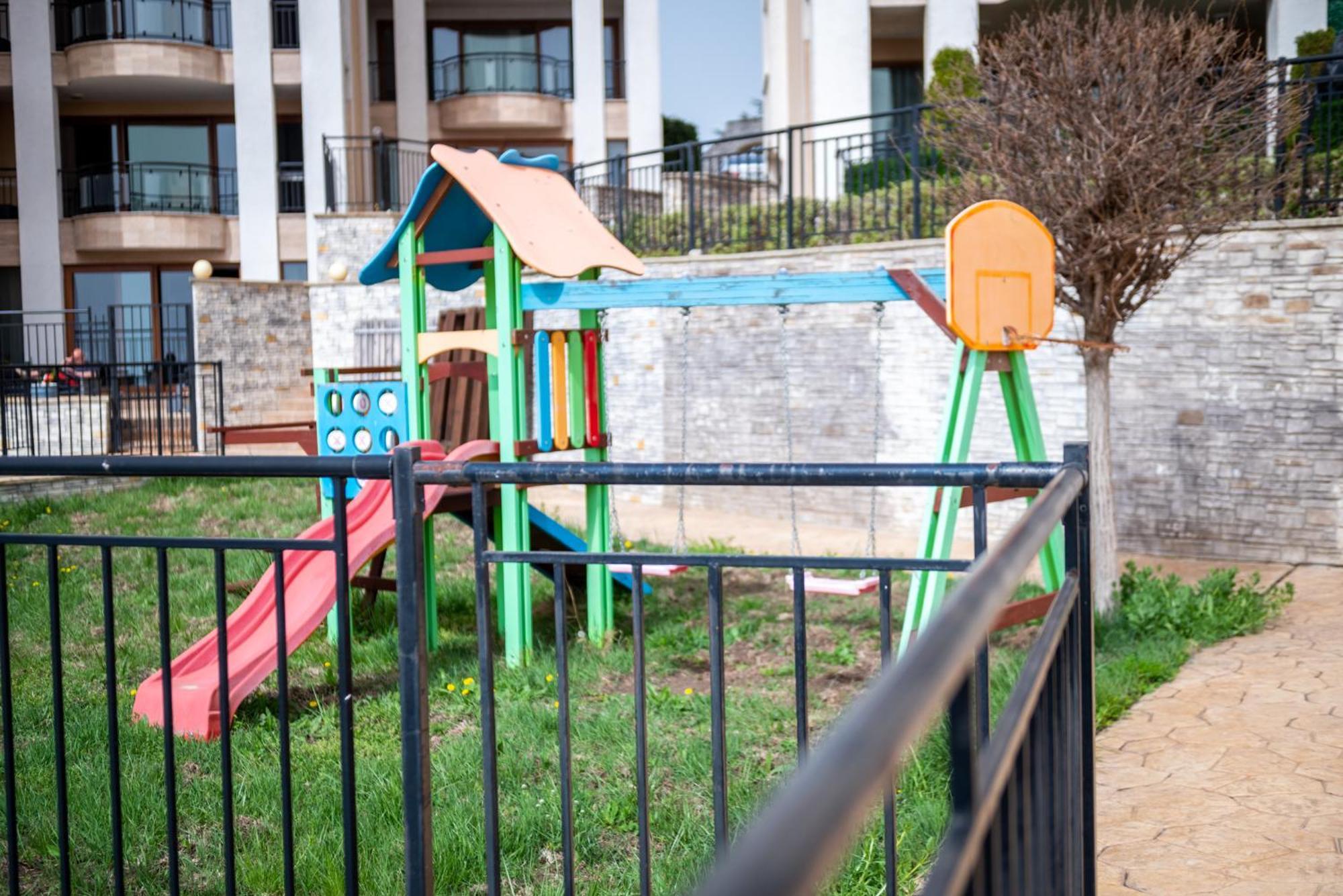 Queen'S Garden Balchik Apartment Bagian luar foto