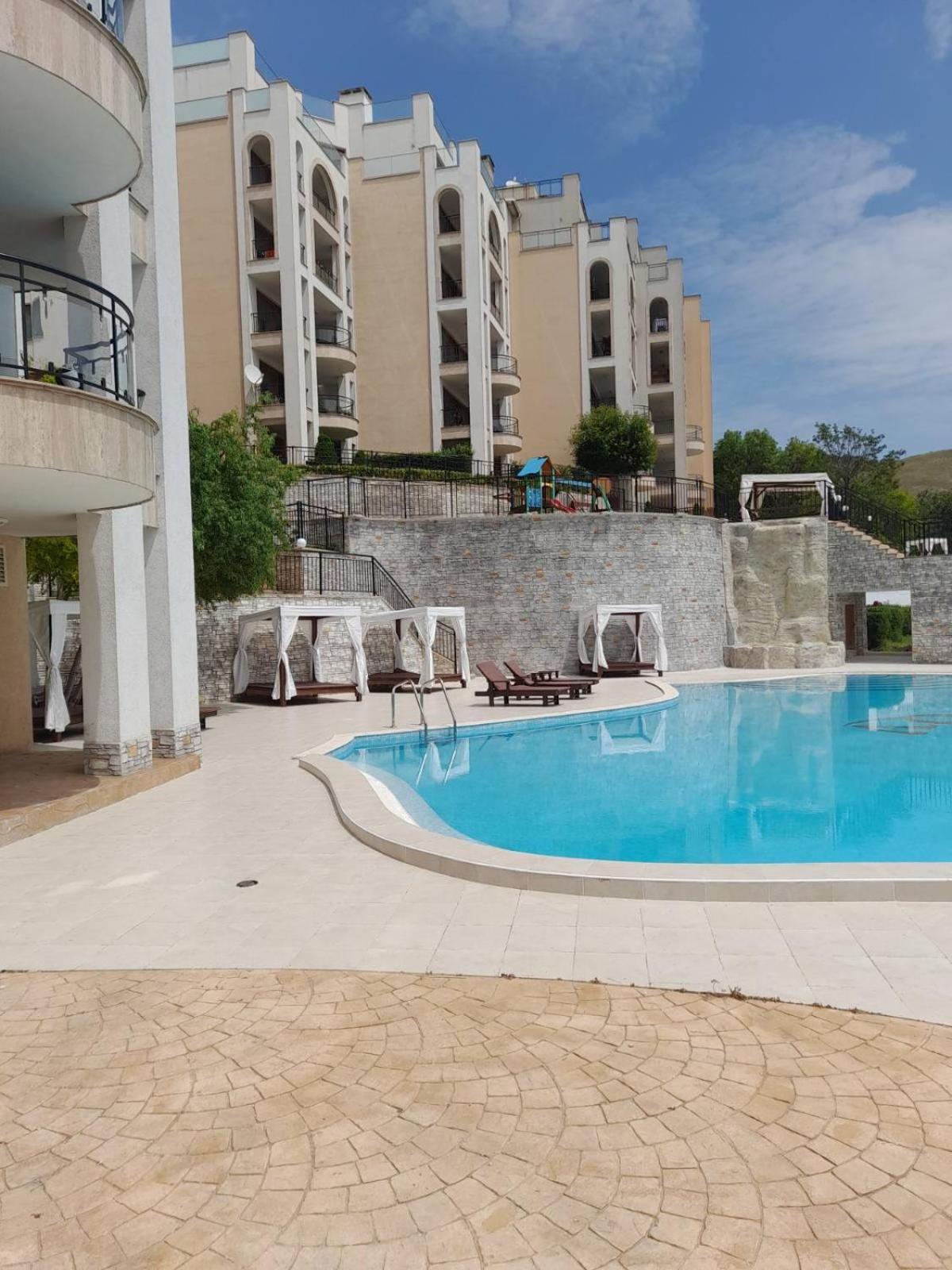 Queen'S Garden Balchik Apartment Bagian luar foto