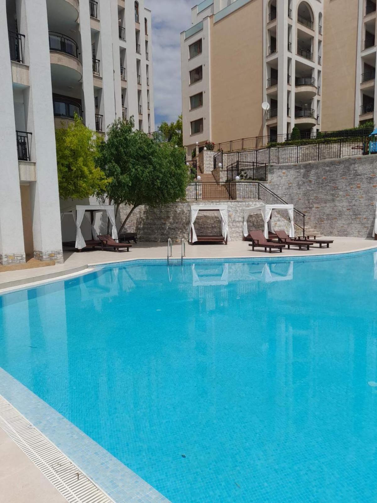 Queen'S Garden Balchik Apartment Bagian luar foto
