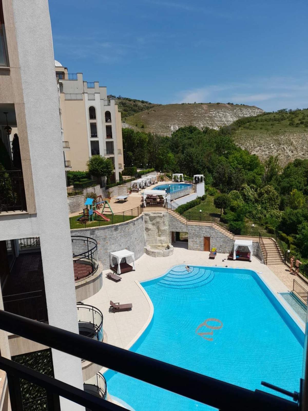 Queen'S Garden Balchik Apartment Bagian luar foto