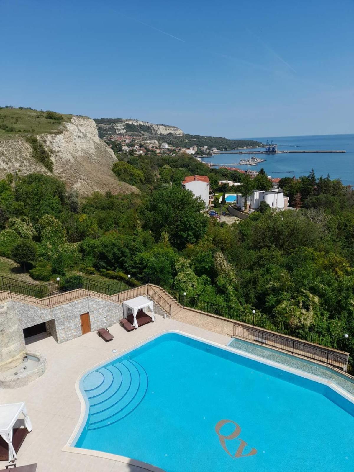 Queen'S Garden Balchik Apartment Bagian luar foto
