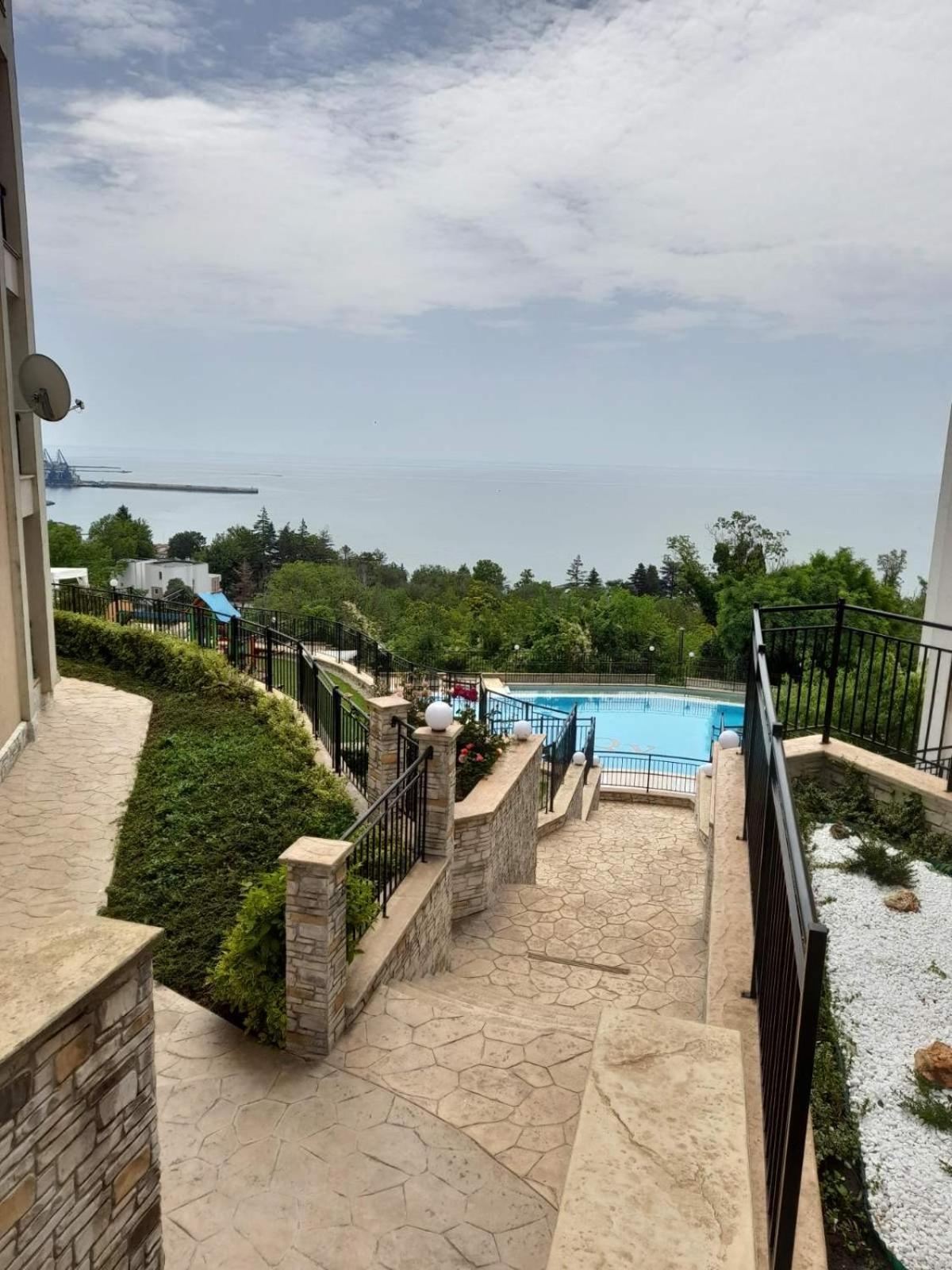 Queen'S Garden Balchik Apartment Bagian luar foto